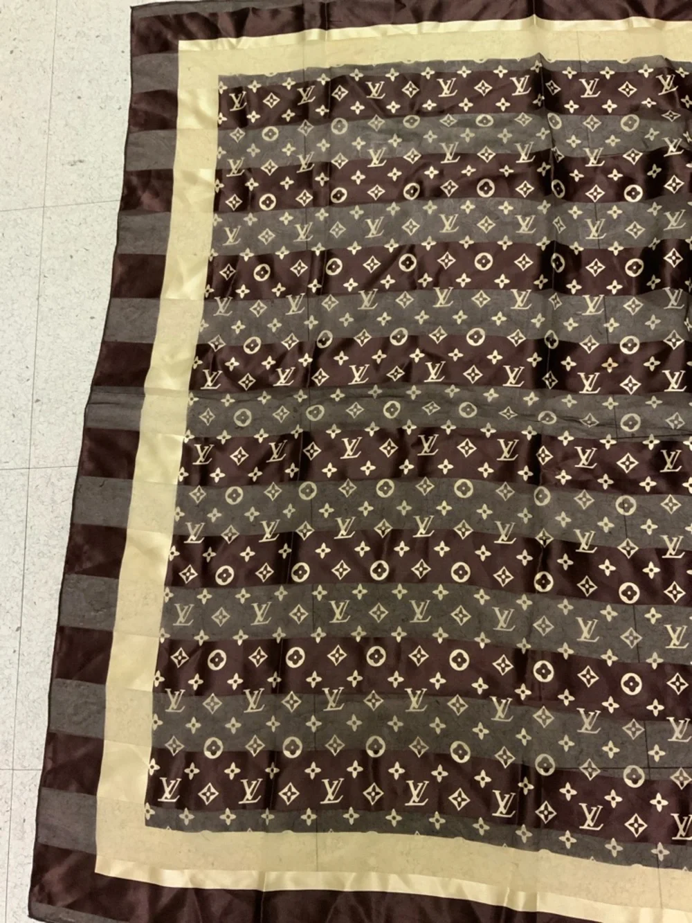 LV silk scarf.  Barely used. Dimensions 38.5”X38.5”. Reasonable offers pls. - Picture 3 of 6